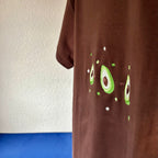 Remera bordada con paltas