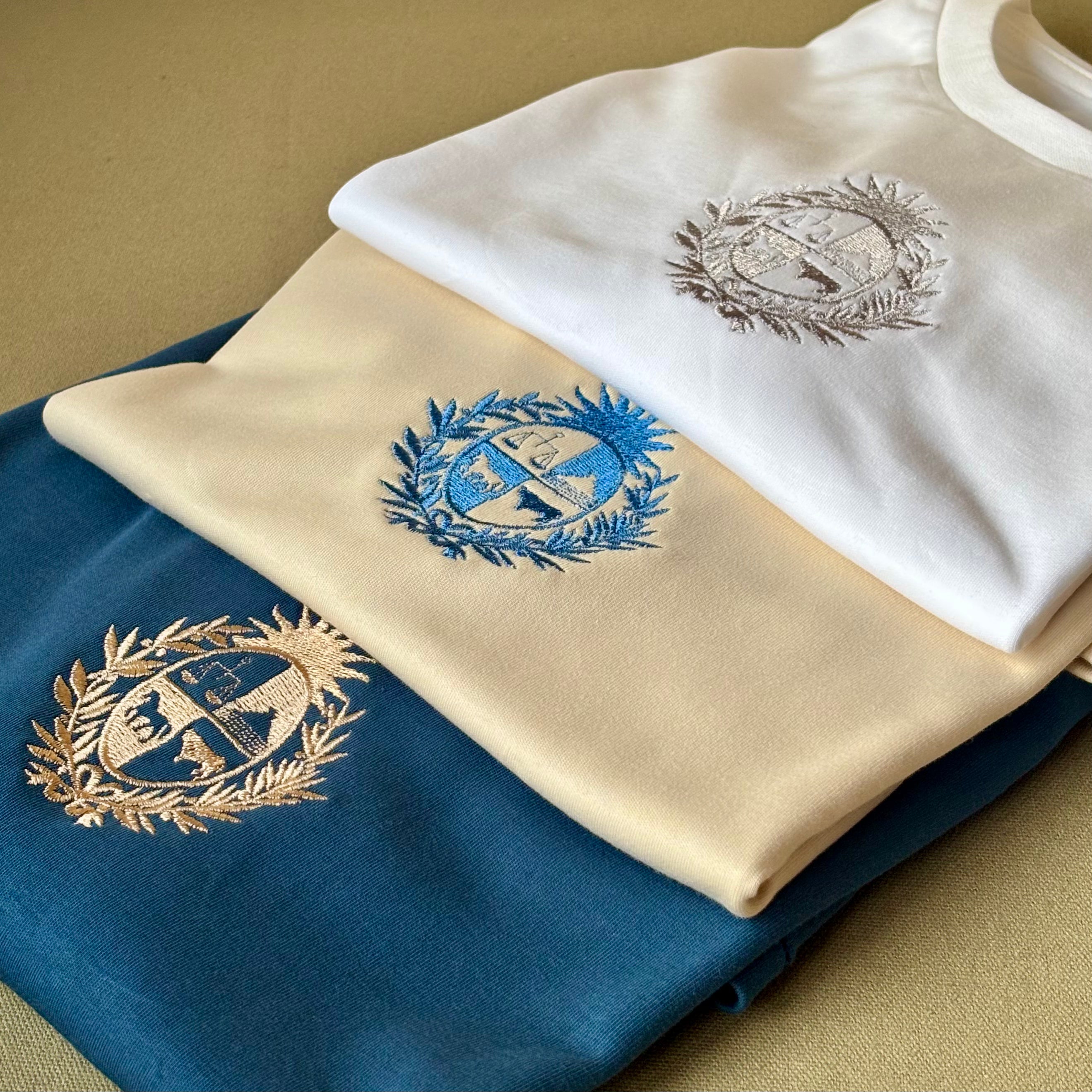 Remera con escudo nacional bordado