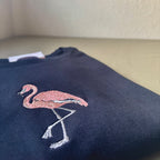 Remera con flamenco bordado