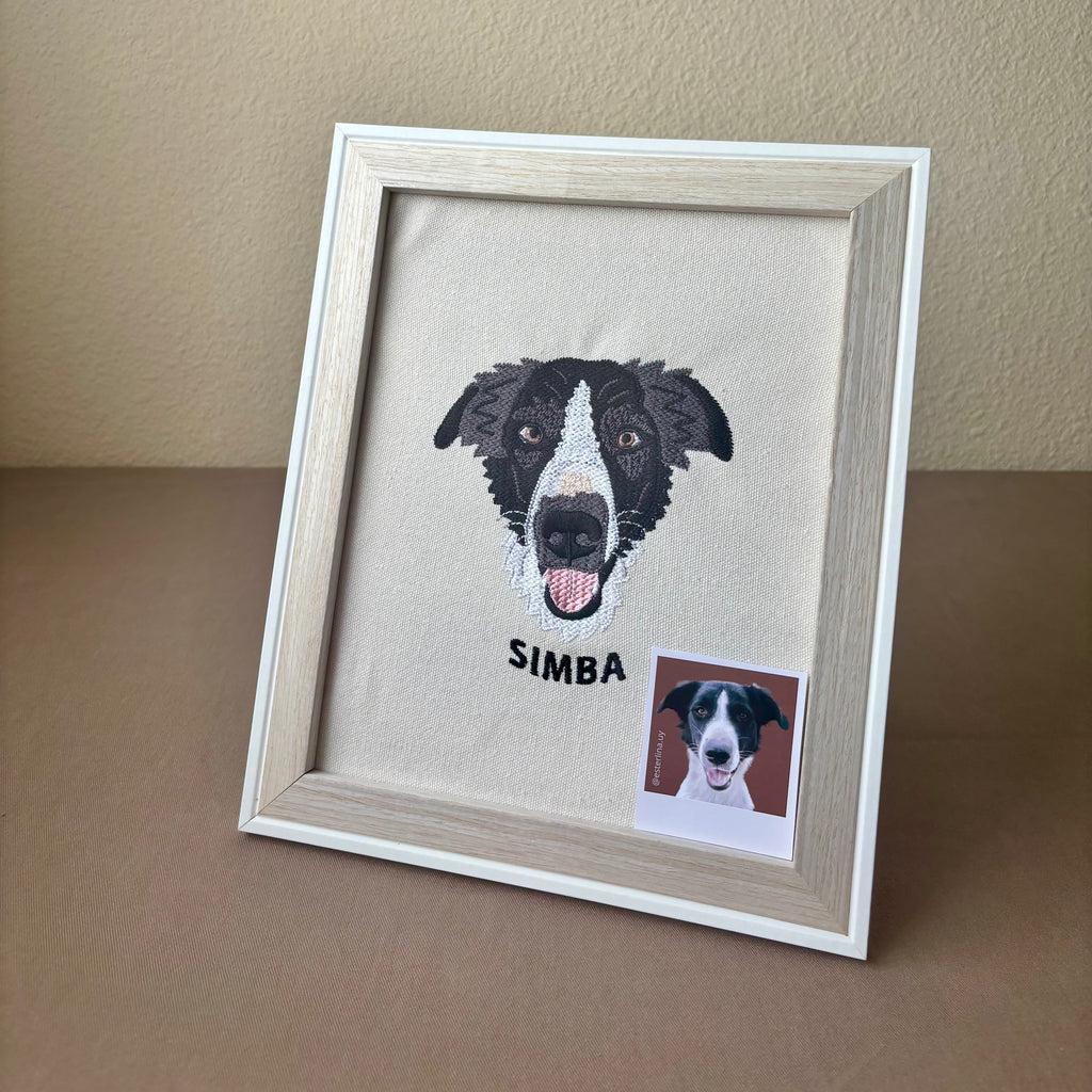 Cuadro con mascota bordada a color