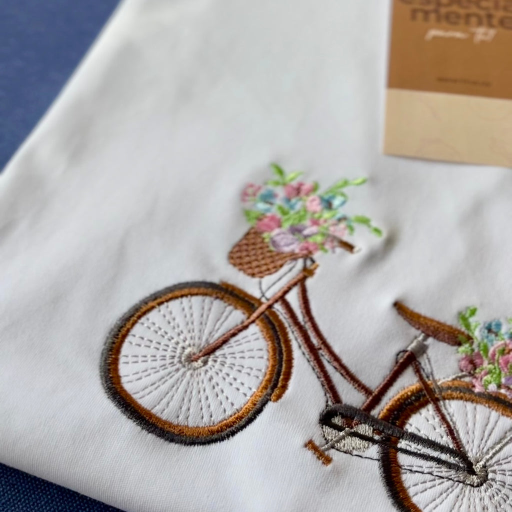 Remera bordada con bicicleta