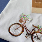 Remera bordada con bicicleta