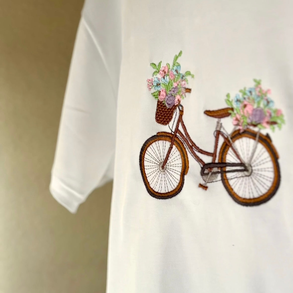 Remera bordada con bicicleta