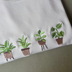 Remera con plantas bordadas