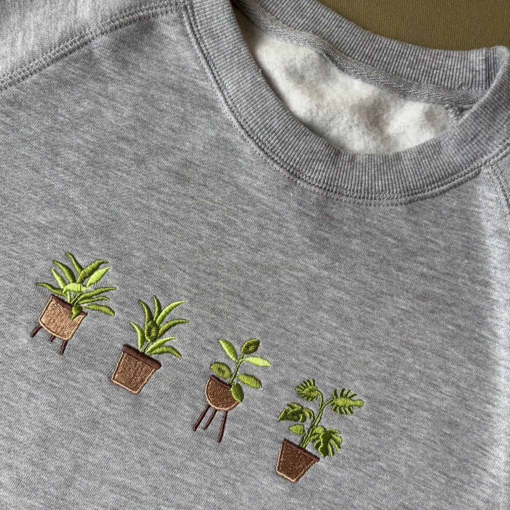 Buzo con plantas bordadas