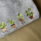 Buzo con plantas bordadas