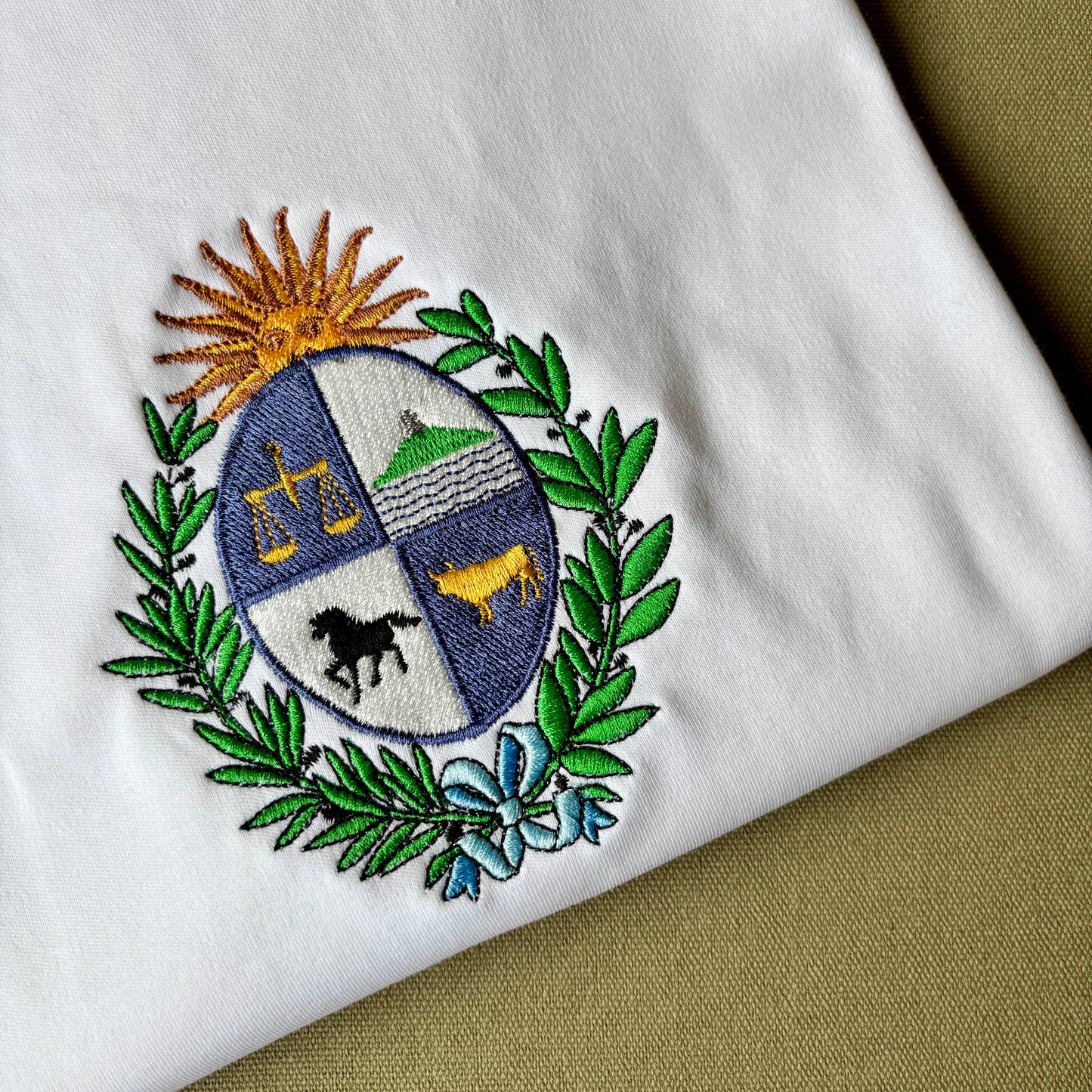 Remera con escudo nacional bordado a color