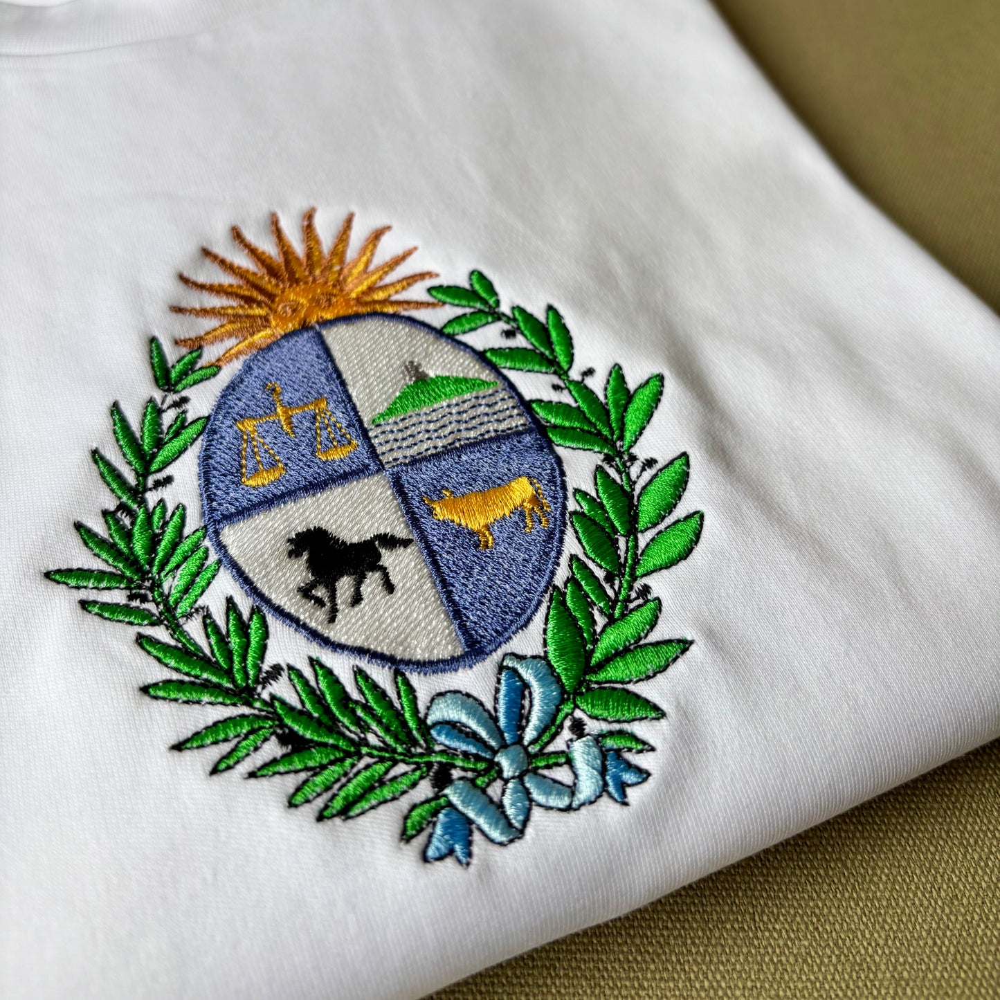 Remera con escudo nacional bordado a color