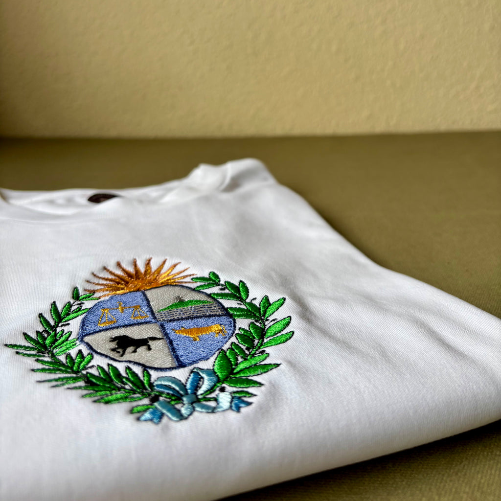 Remera con escudo nacional bordado a color