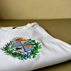 Remera con escudo nacional bordado a color