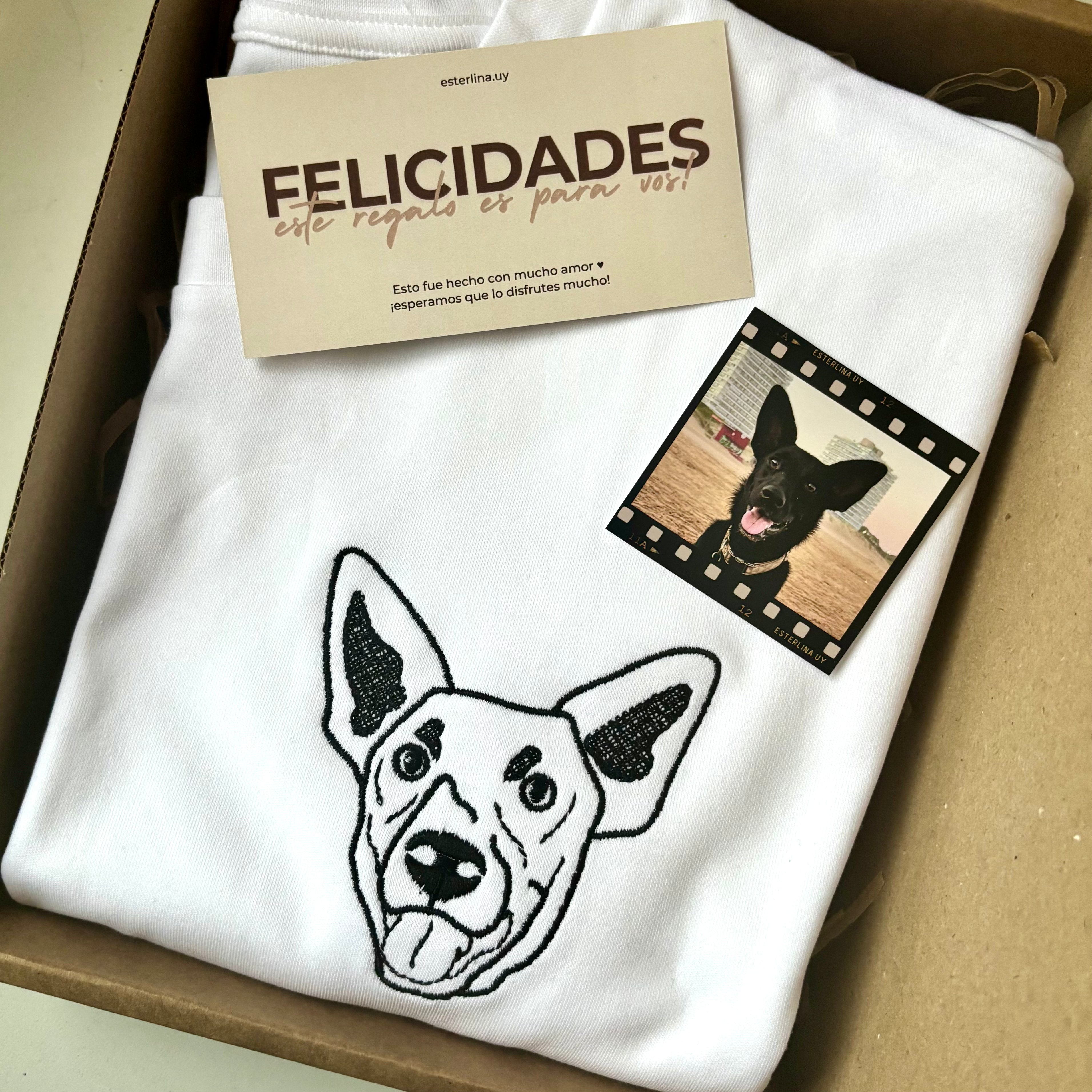 Remera con mascota bordada lineal