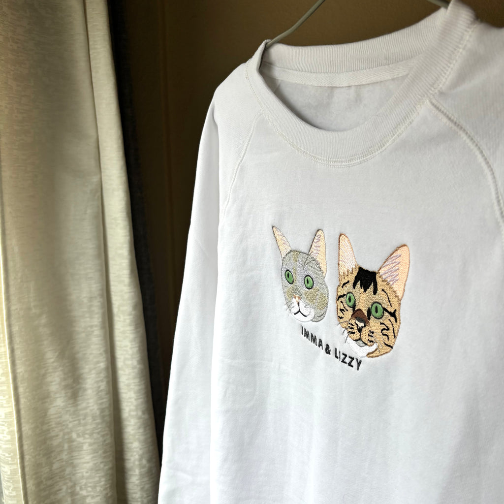 Buzo con mascota bordada a color