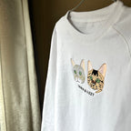 Buzo con mascota bordada a color