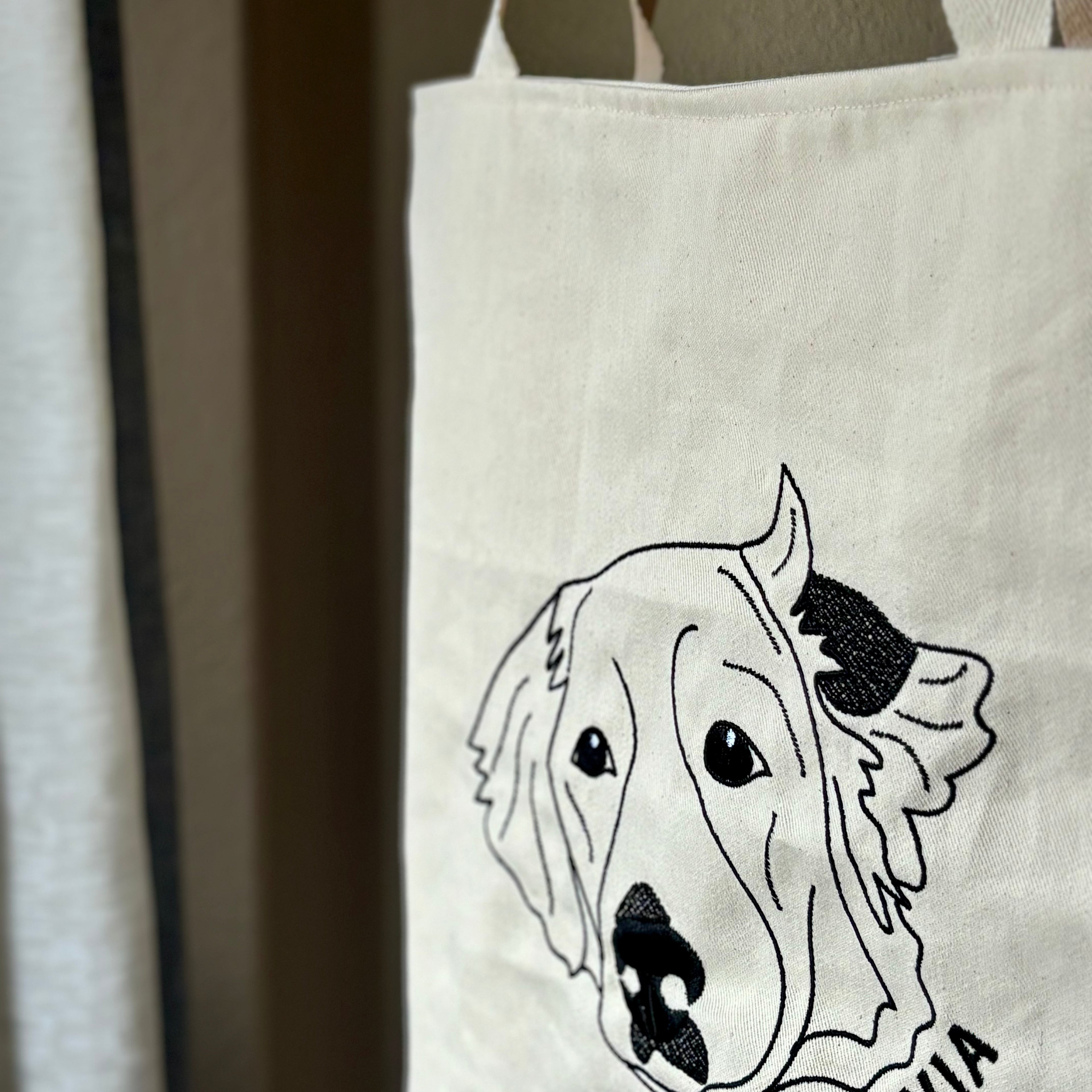 Tote bag con mascota bordada lineal