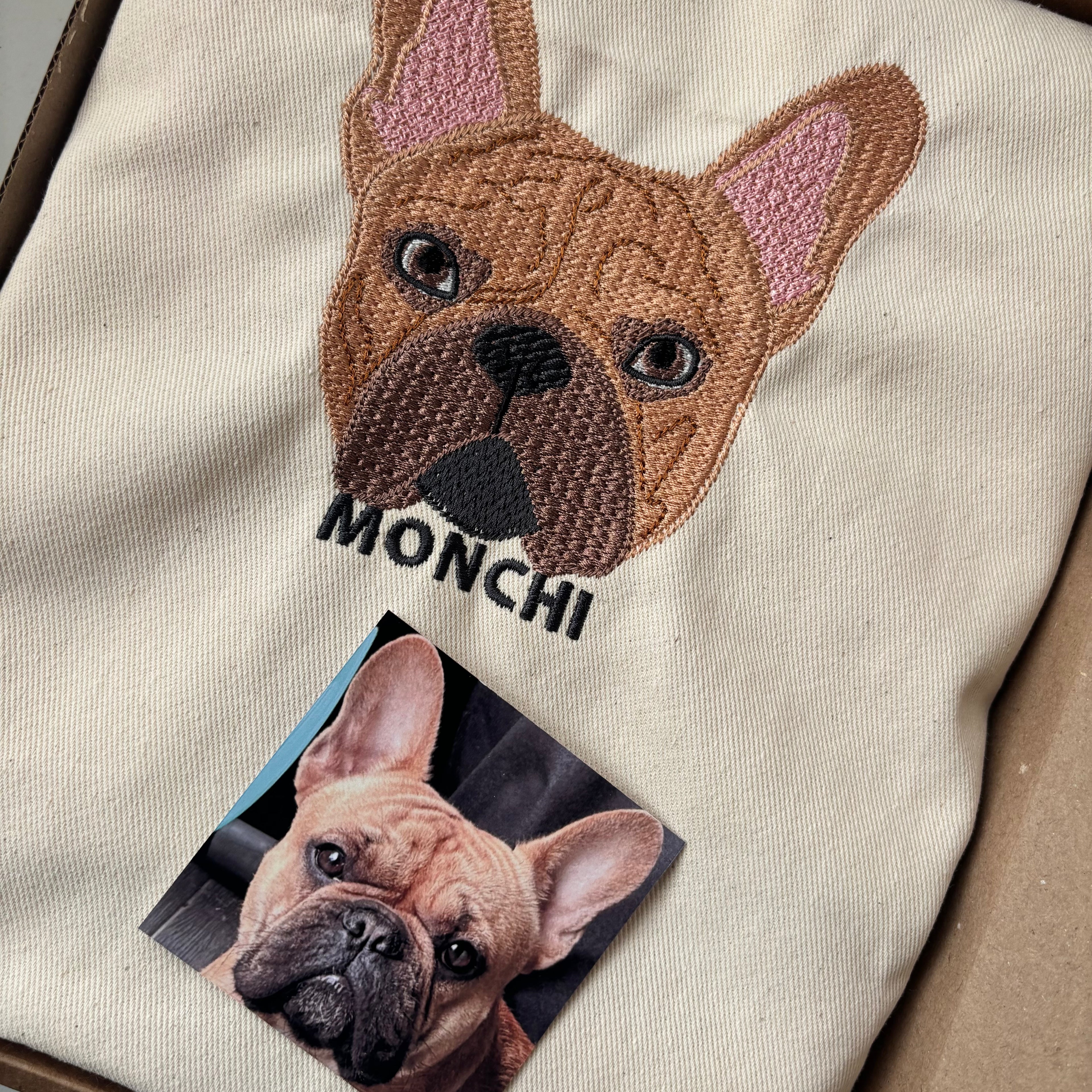 Tote bag con mascota bordada a color