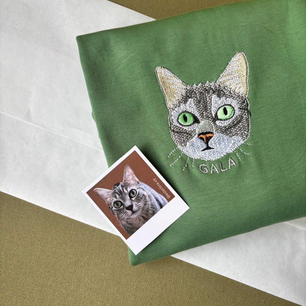 Remera con mascota bordada a color