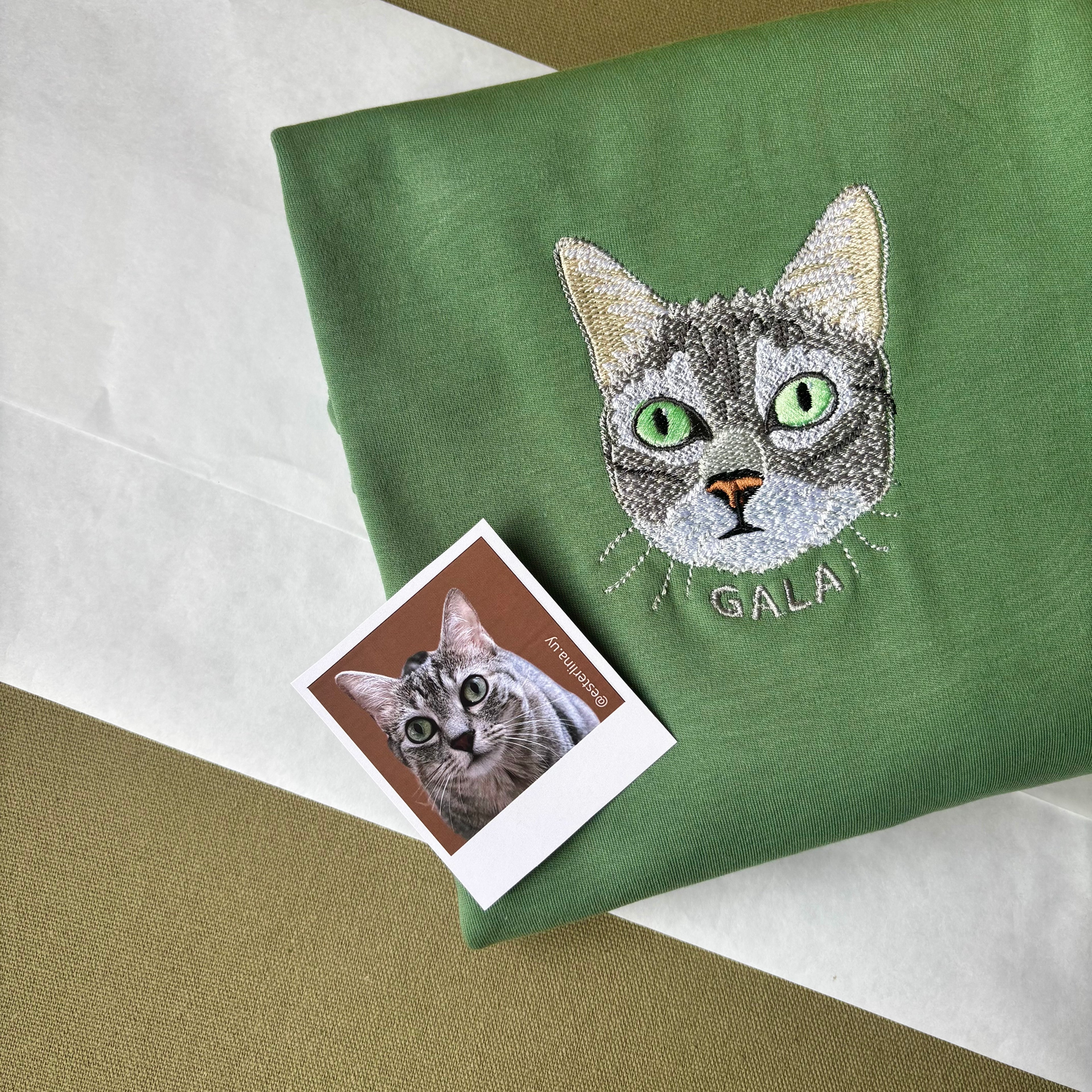 Remera con mascota bordada a color