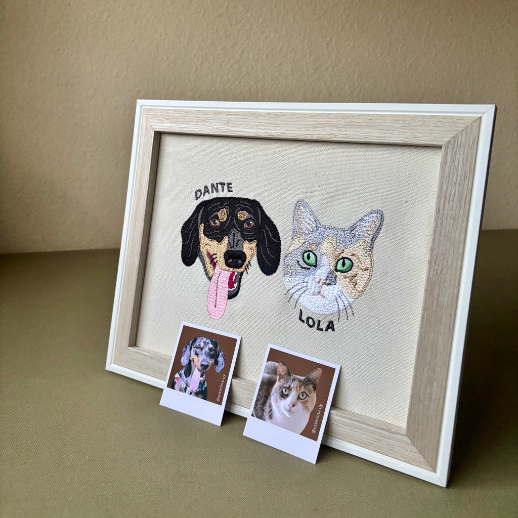 Cuadro con mascota bordada a color