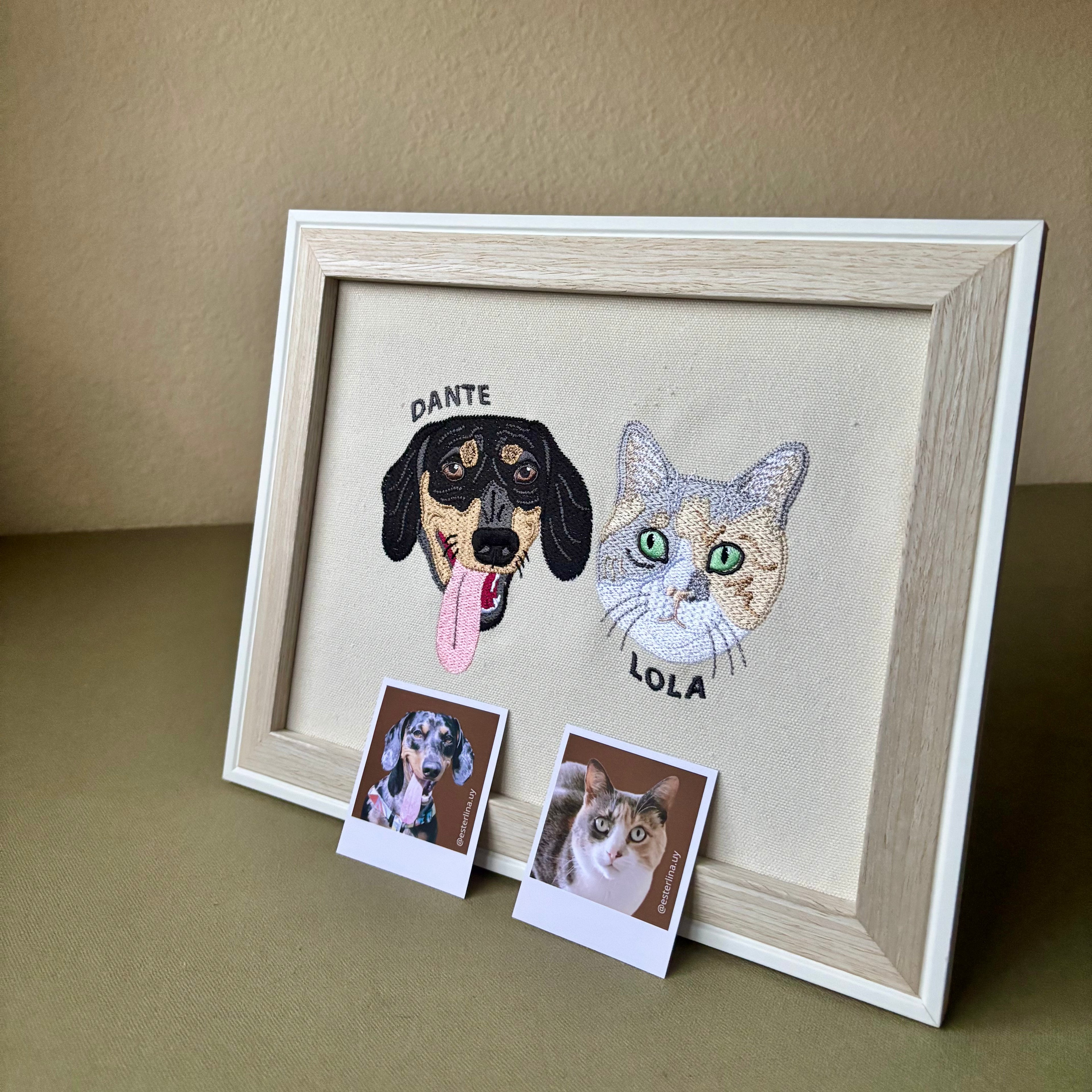 Cuadro con mascota bordada a color