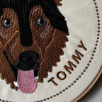 Bastidor con mascota bordada a color