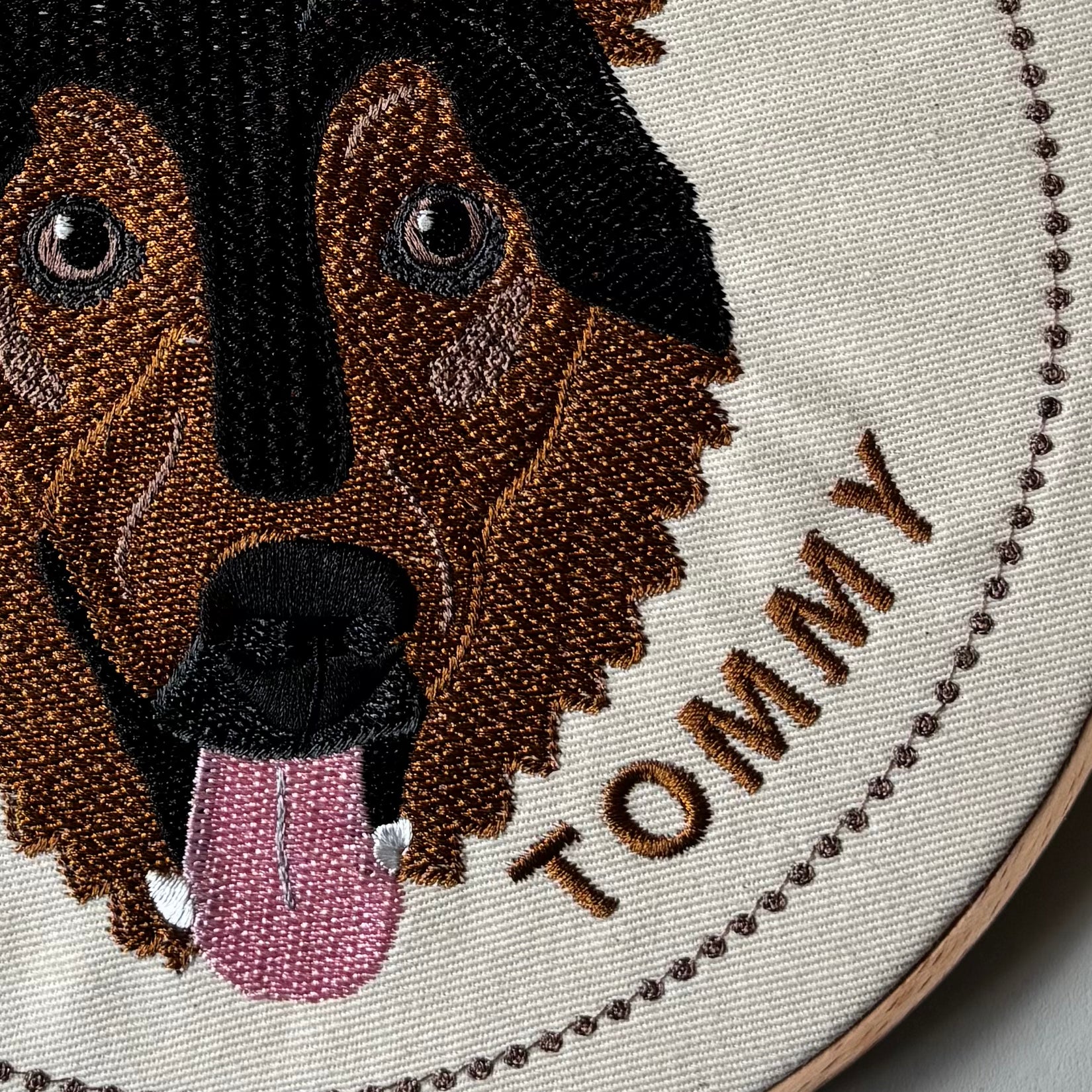 Bastidor con mascota bordada a color