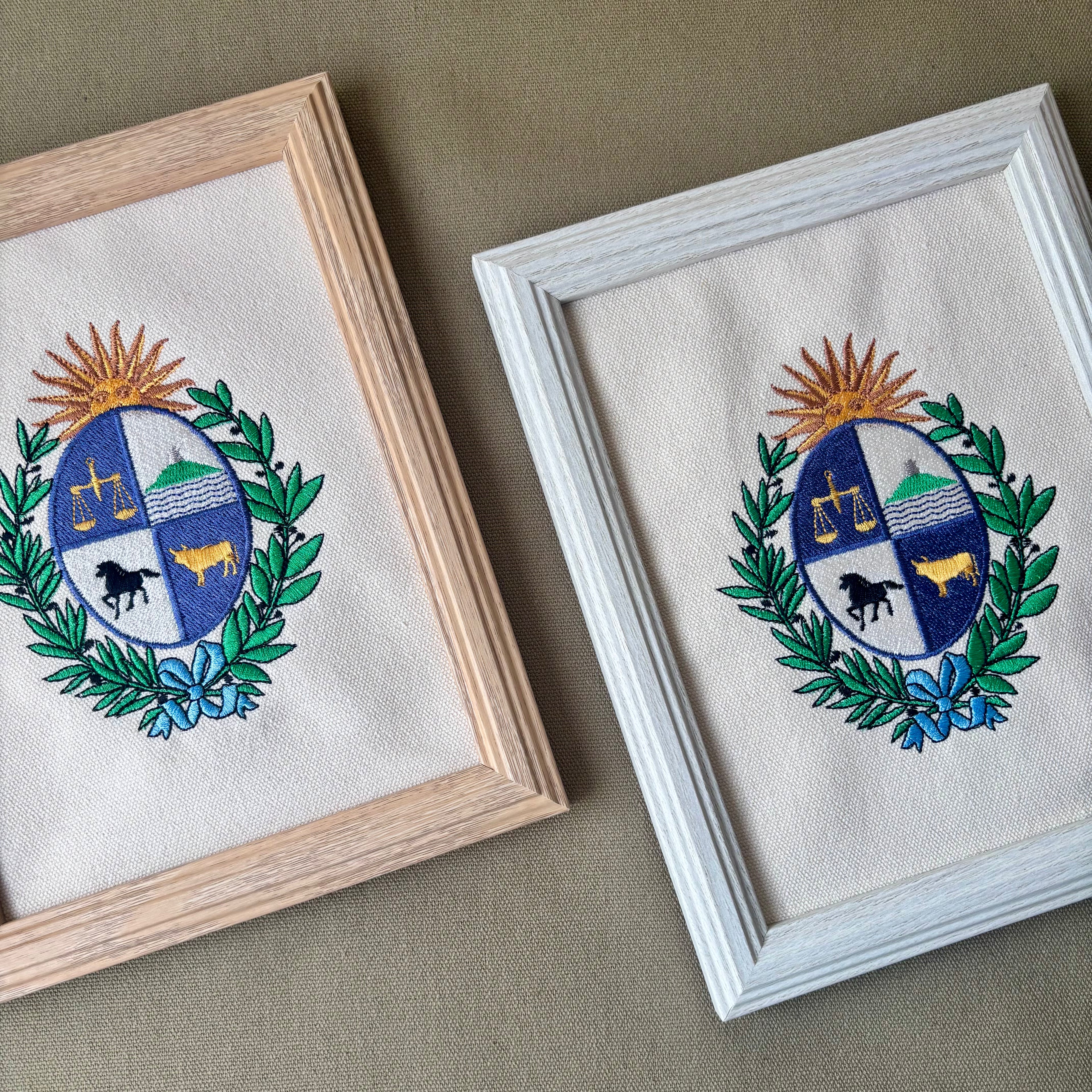 Cuadro bordado con escudo nacional a color