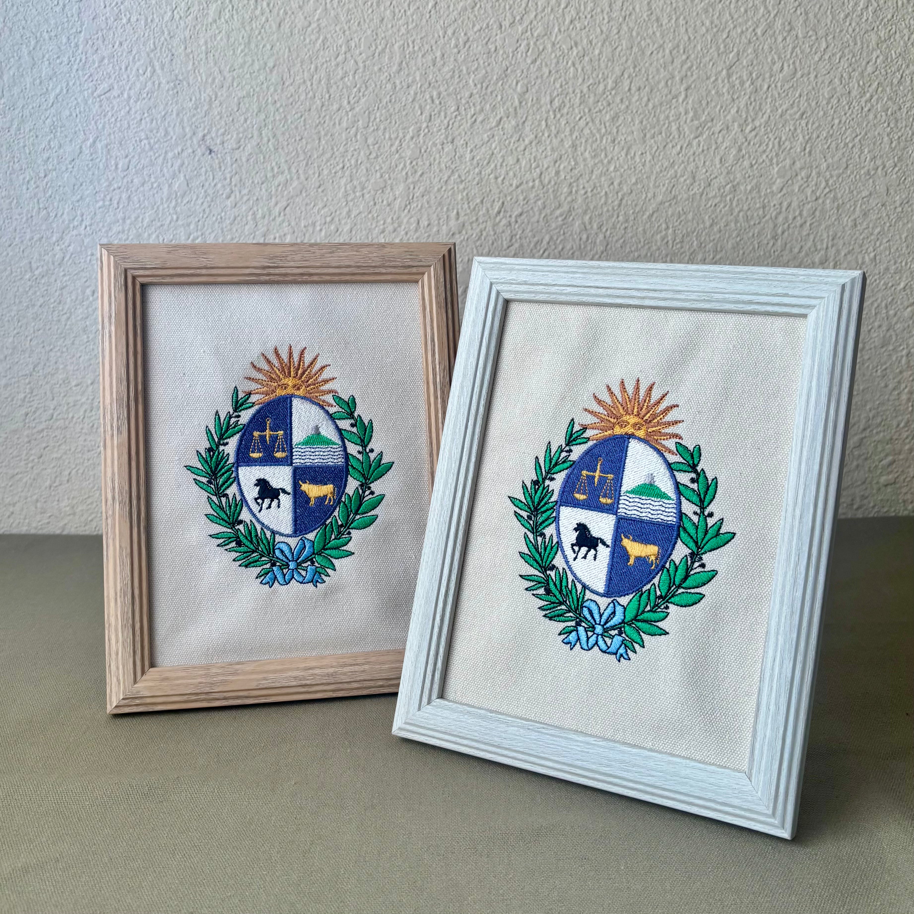 Cuadro bordado con escudo nacional a color