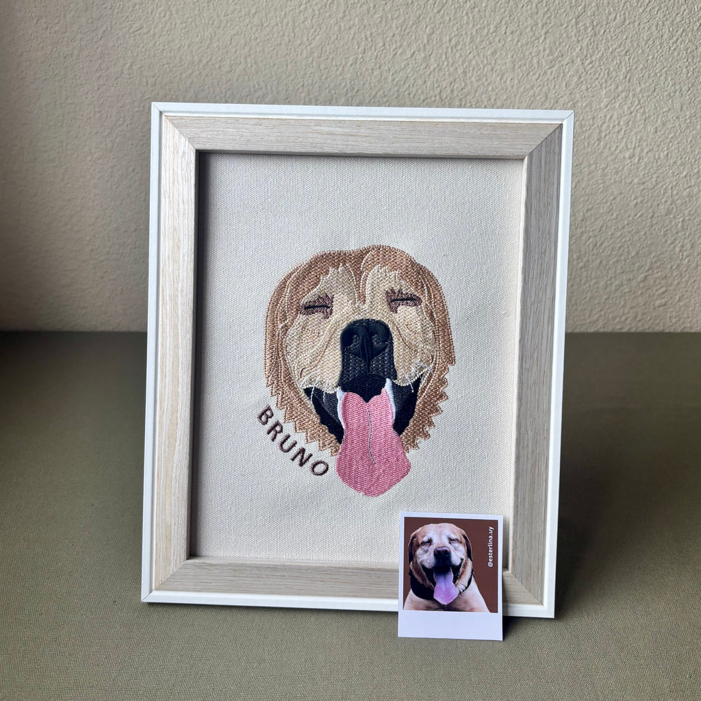 Cuadro con mascota bordada a color