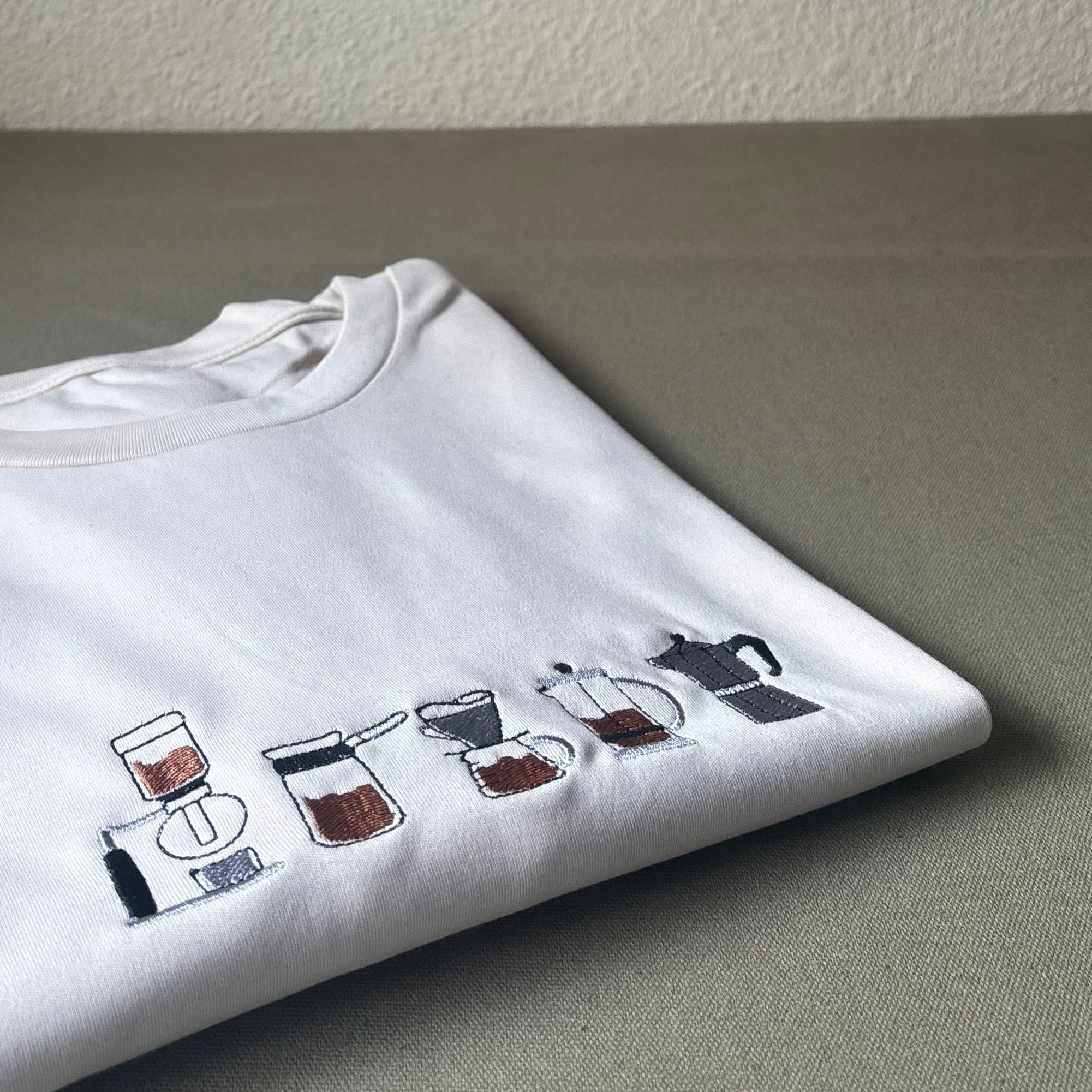 Remera con cafeteras bordadas