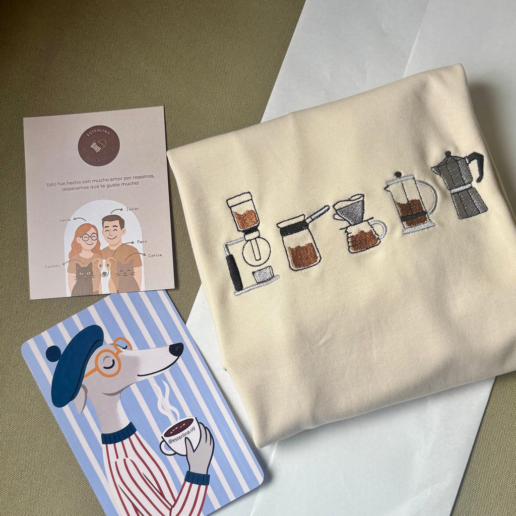 Remera con cafeteras bordadas