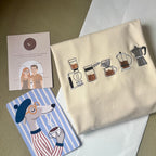 Remera con cafeteras bordadas