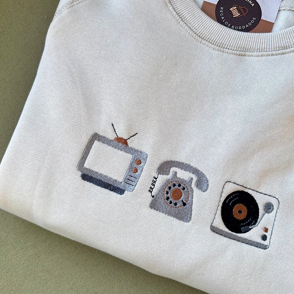 Buzo bordado con objetos antiguos