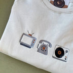 Buzo bordado con objetos antiguos