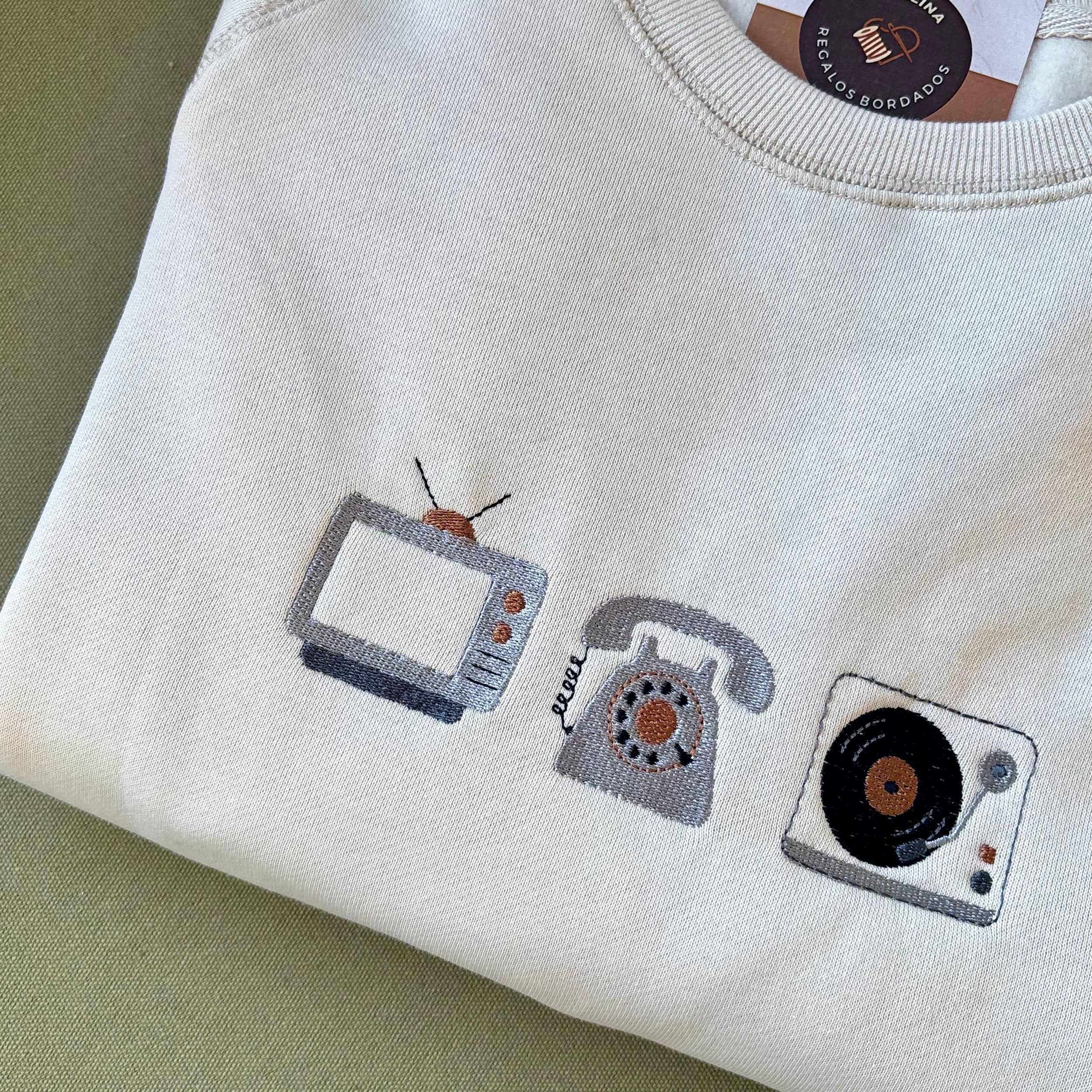 Buzo bordado con objetos antiguos