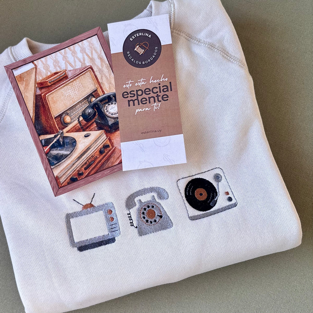 Buzo bordado con objetos antiguos