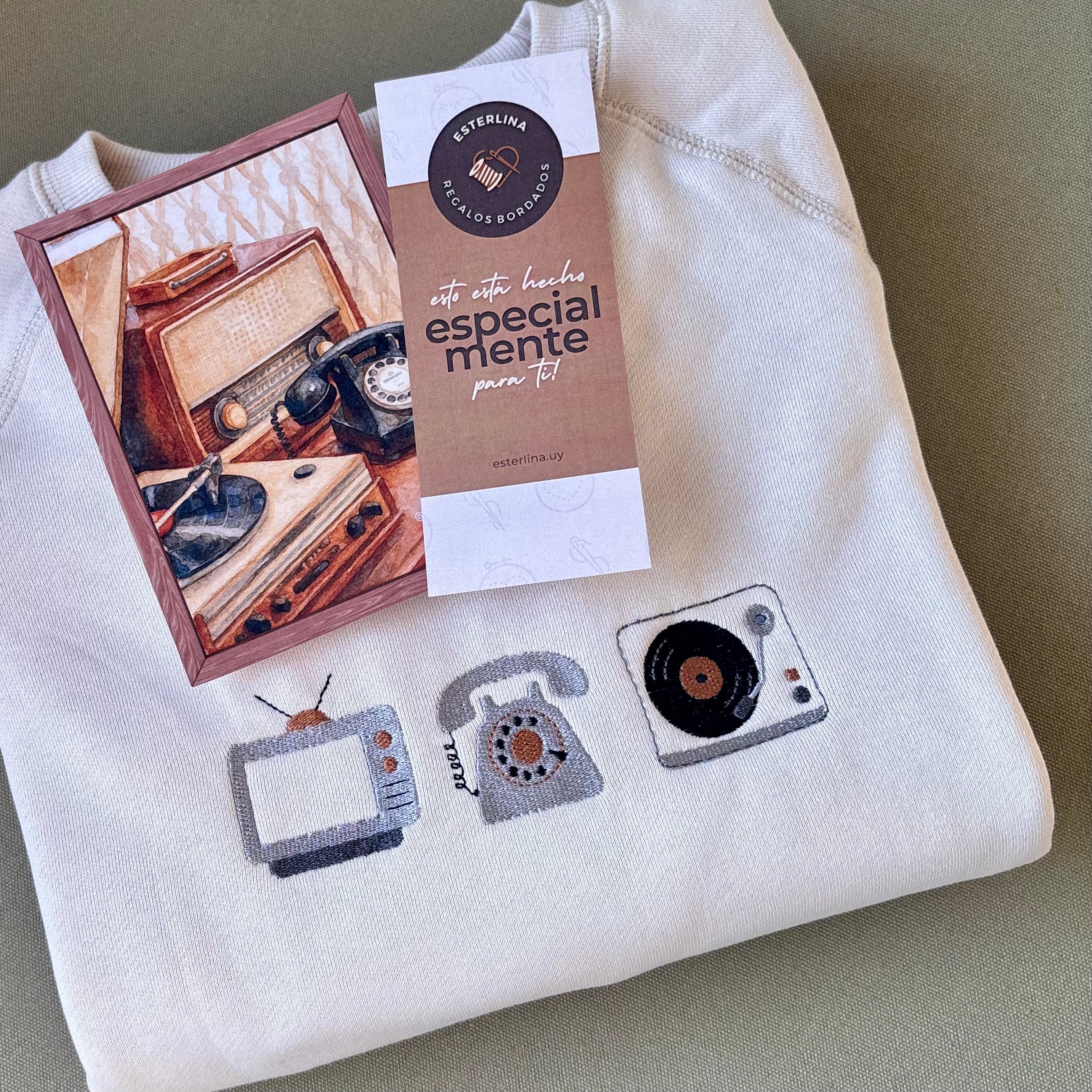 Buzo bordado con objetos antiguos