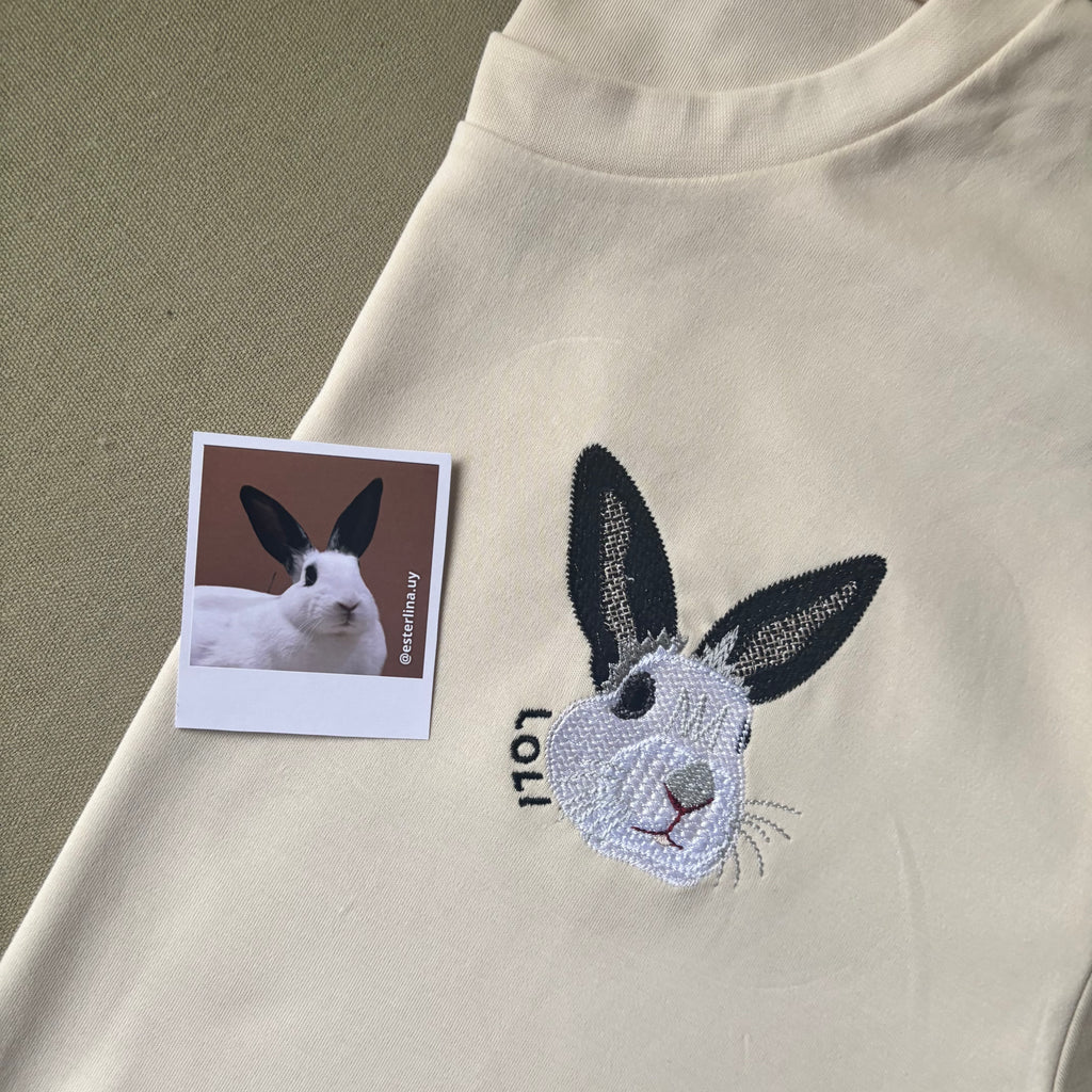 Remera con mascota bordada a color