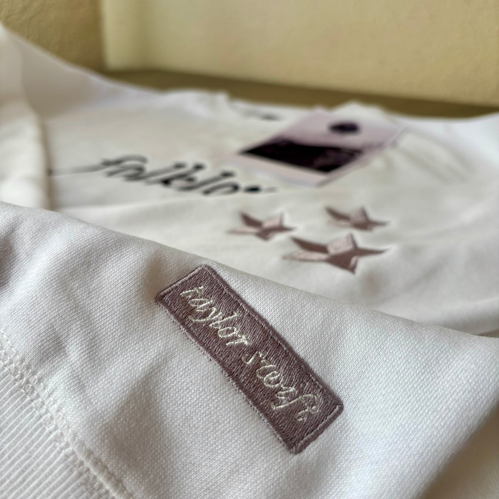 Buzo bordado Folklore era Taylor Swift