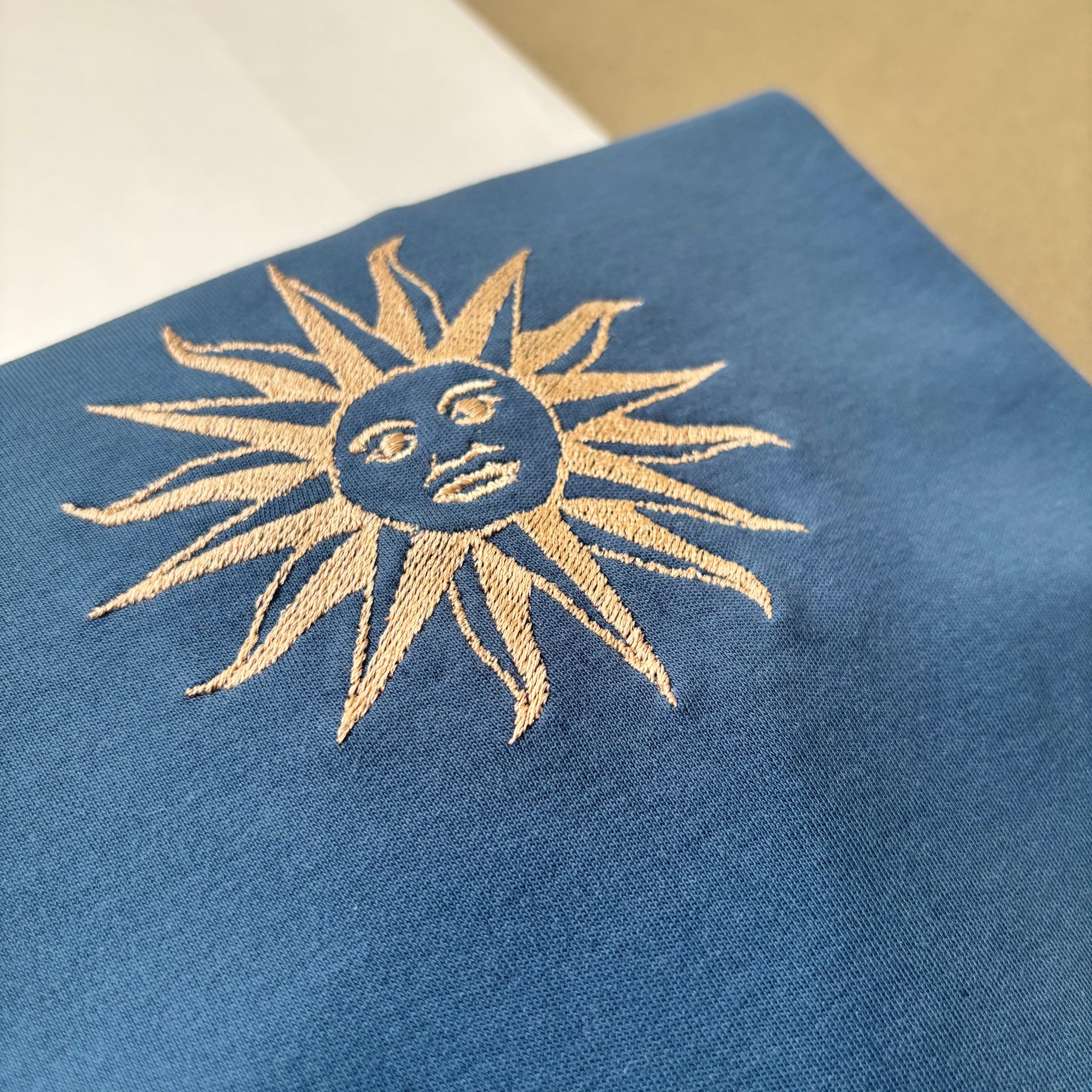 Remera con sol uruguayo bordado