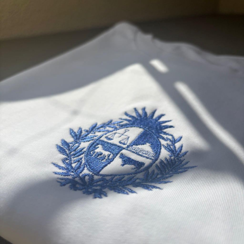 Remera con escudo nacional bordado