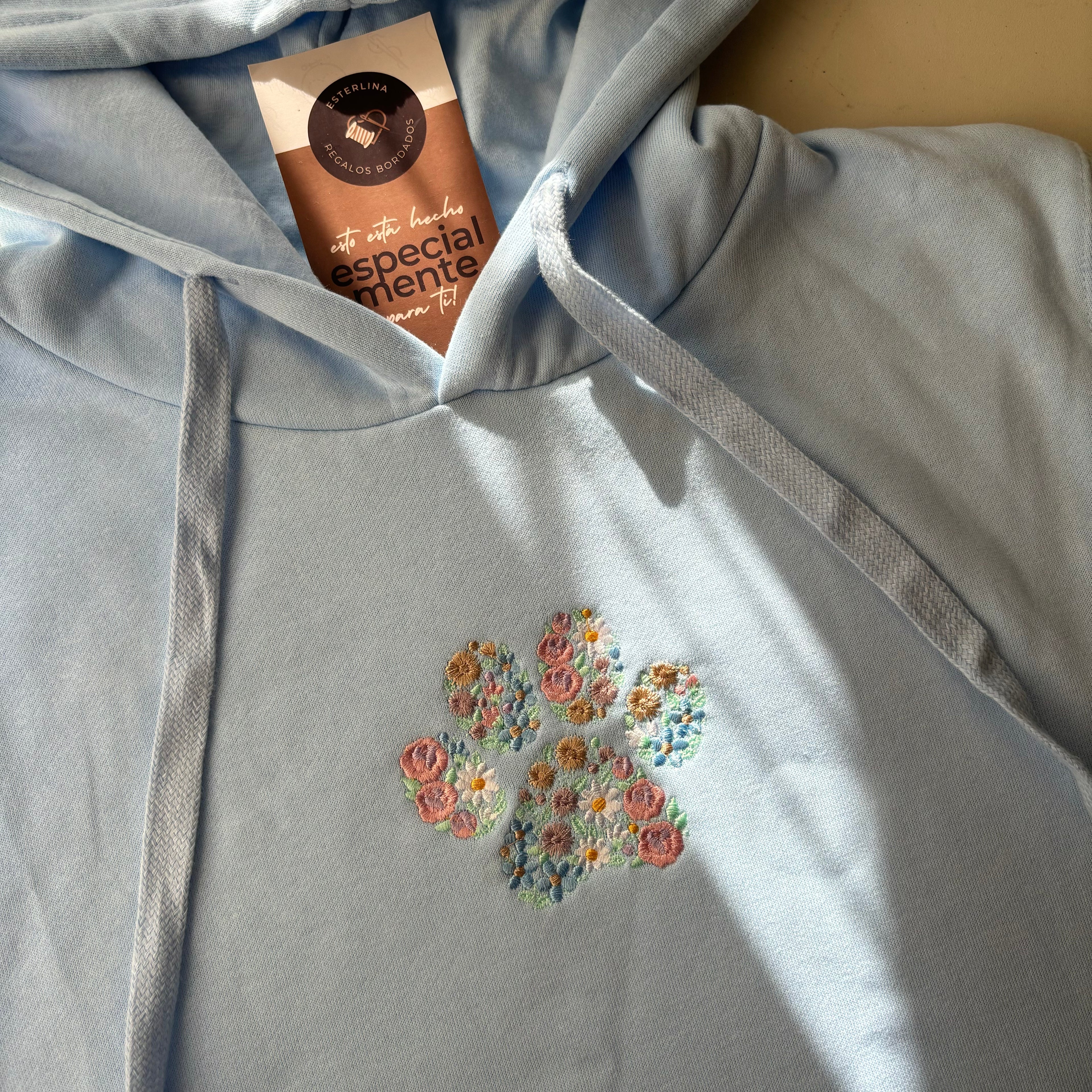 Canguro bordado con huella de flores