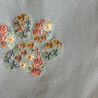 Canguro bordado con huella de flores