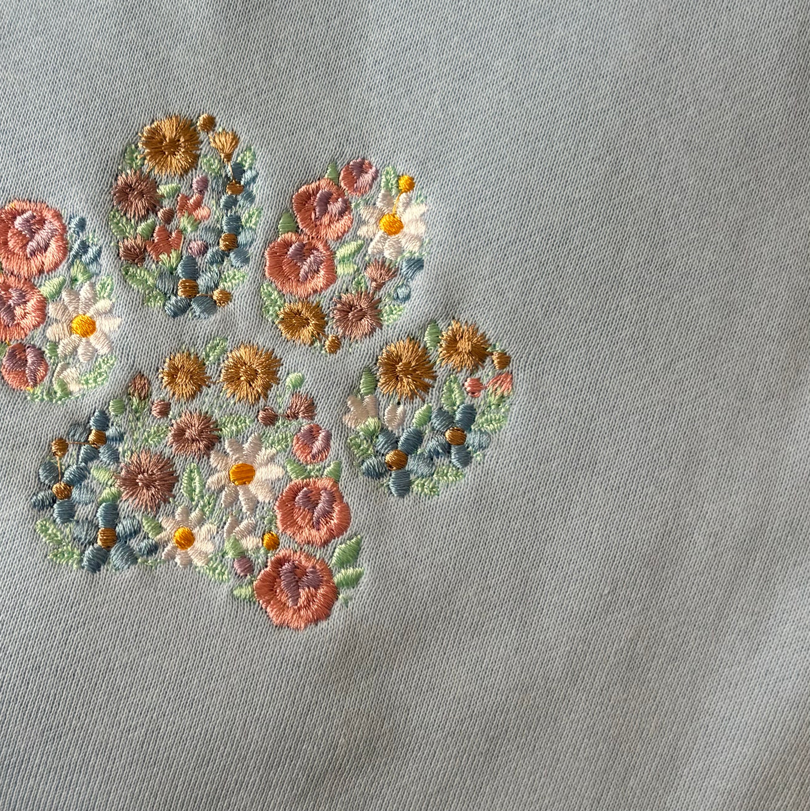 Canguro bordado con huella de flores