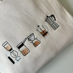 Buzo con cafeteras bordadas