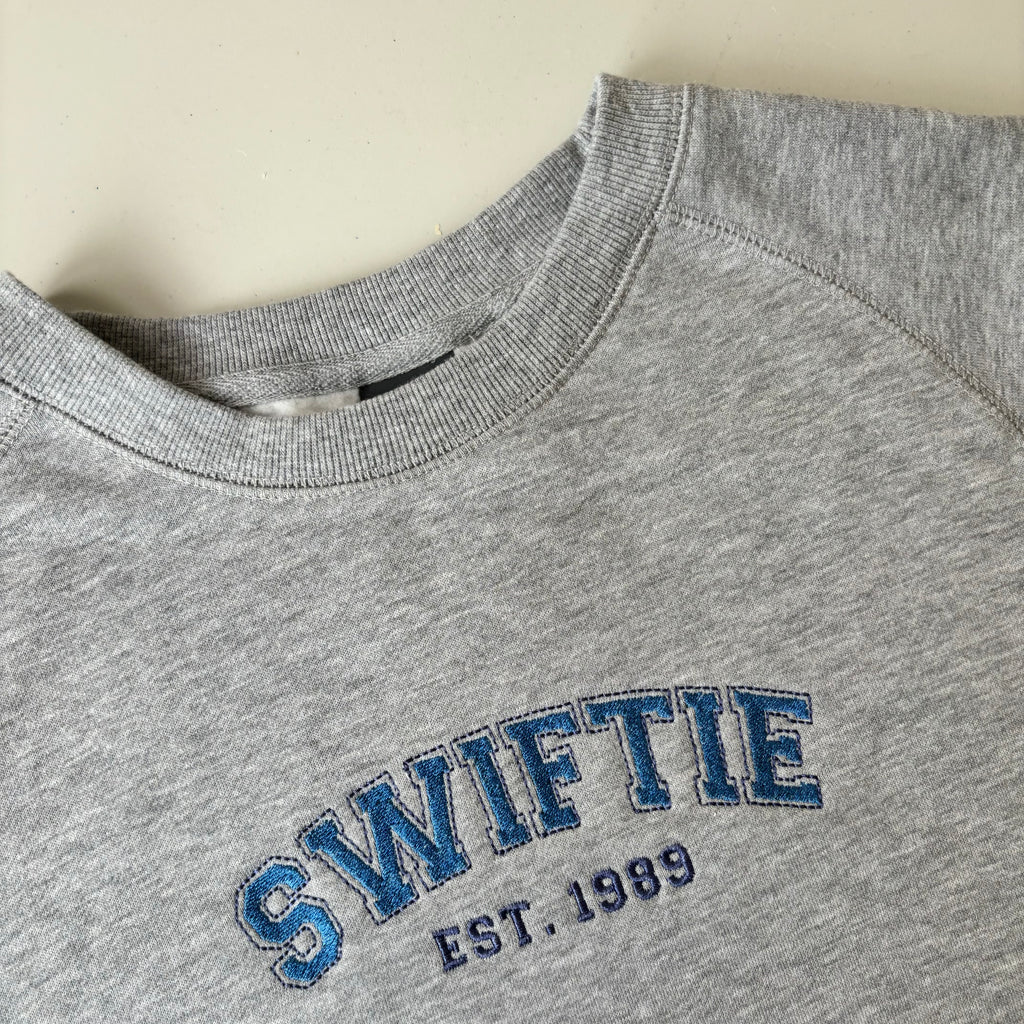 Buzo Swiftie 1989 bordado