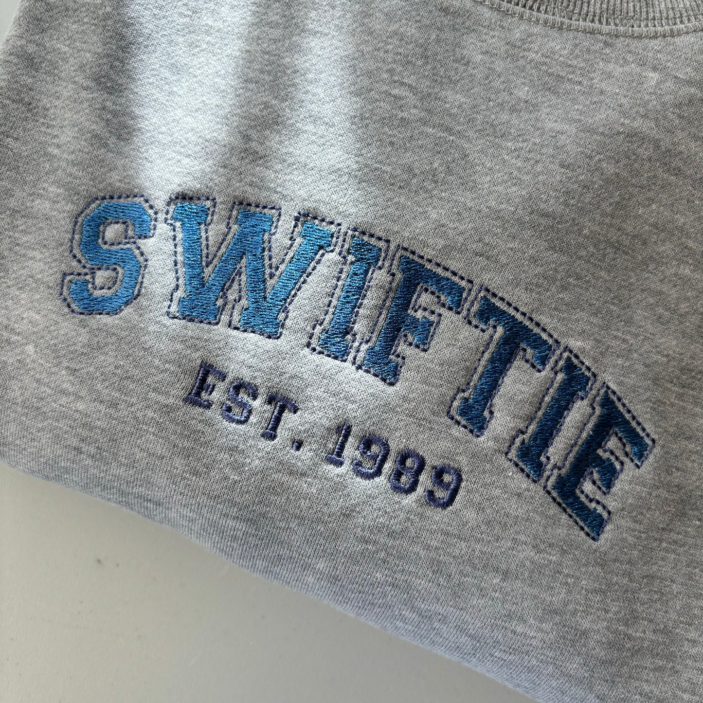 Buzo Swiftie 1989 bordado