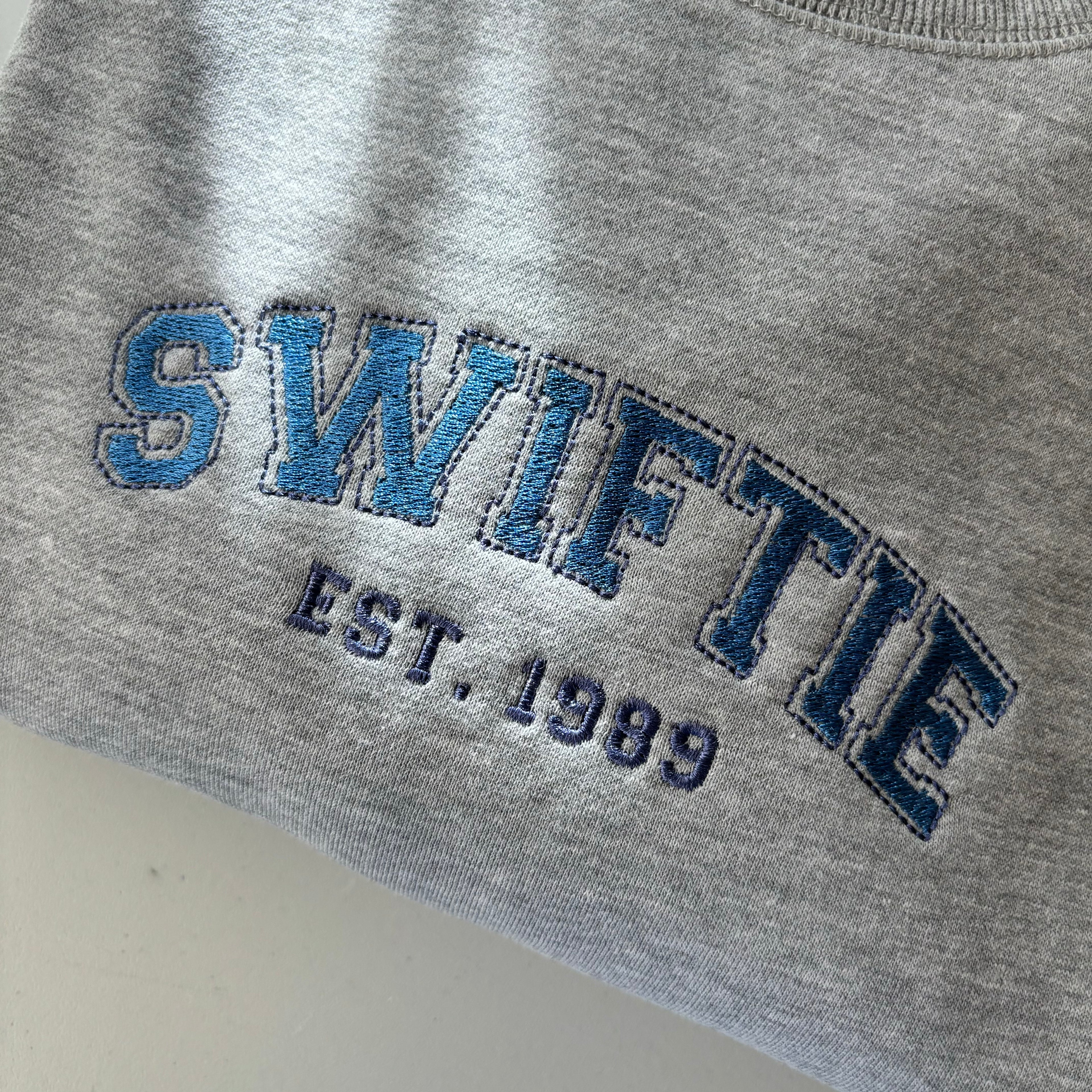 Buzo Swiftie 1989 bordado