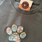 Remera bordada con huella de flores