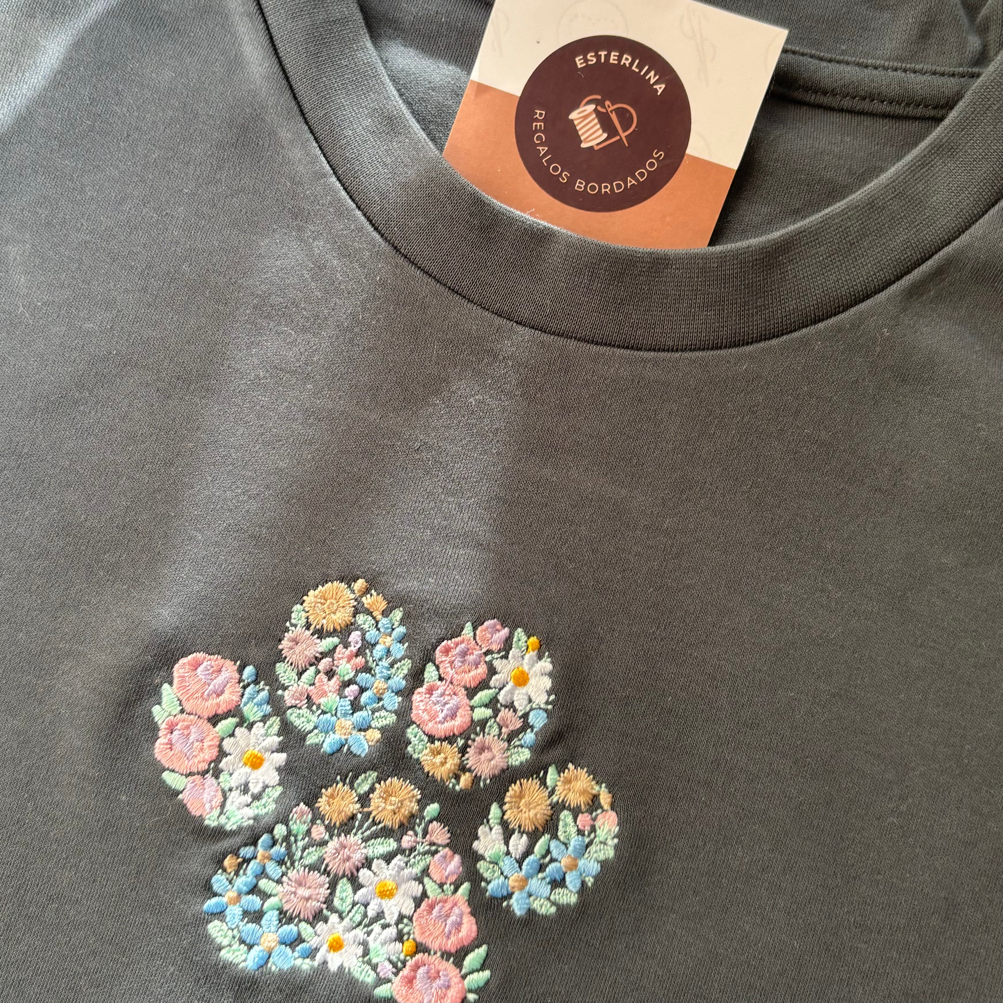 Remera bordada con huella de flores