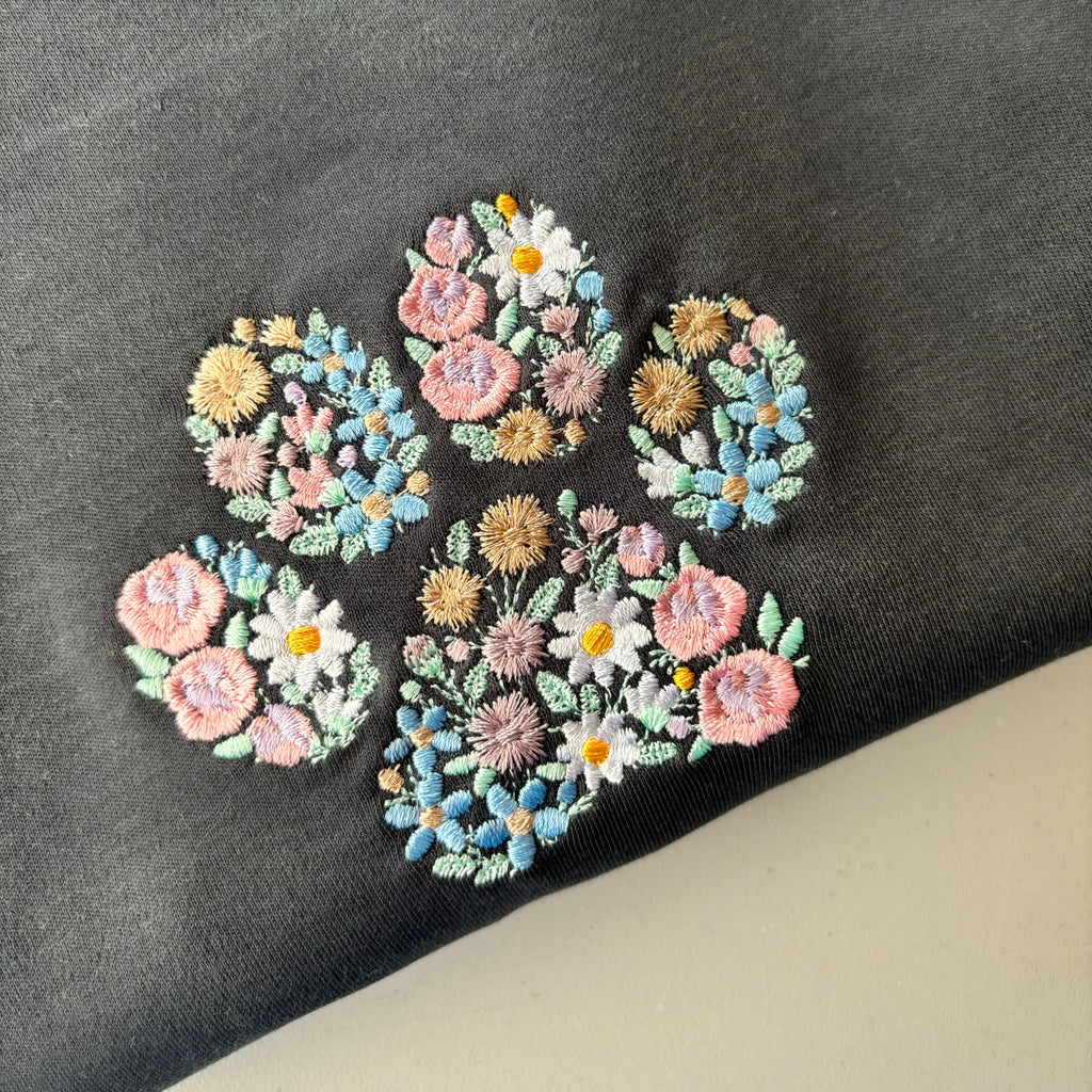 Remera bordada con huella de flores